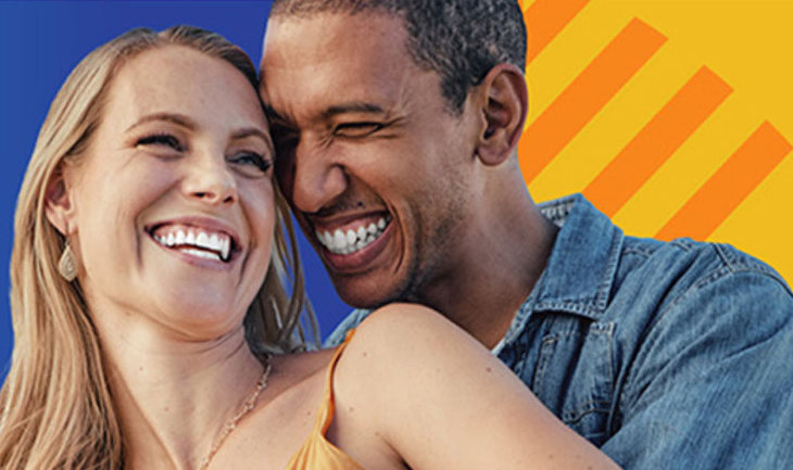 Casal sorrindo, abraçado