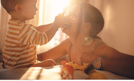 Mãe e filho brincando sob a luz do sol